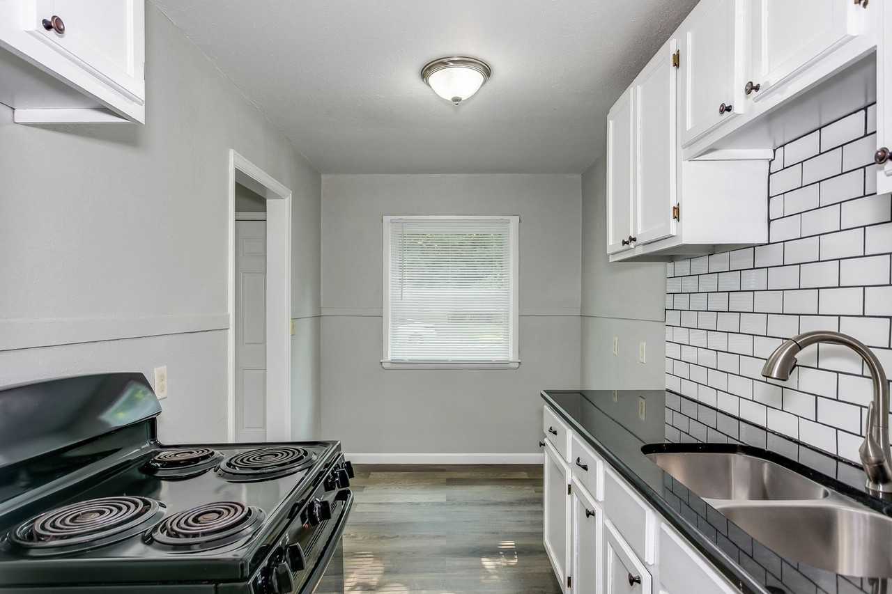 847 S Pershing St - Photo 3 of 10