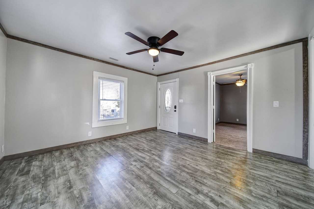 910 Gibbons Street - Photo 7 of 17