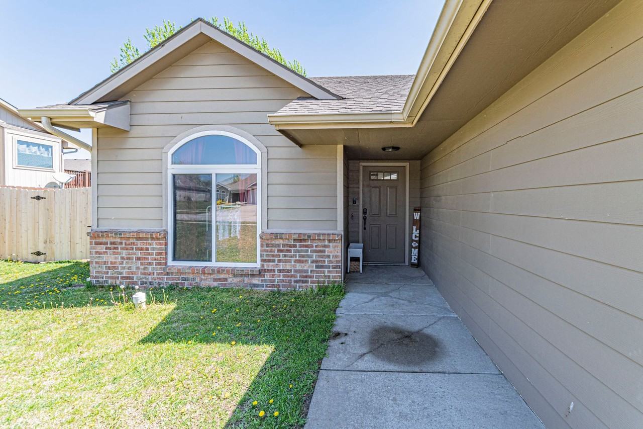 1017 Dagen Ln - Photo 2 of 26