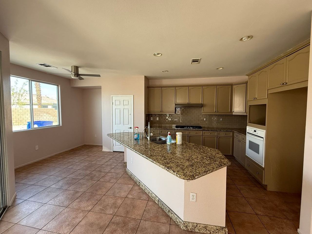 82736 Sutton Dr - Photo 3 of 11