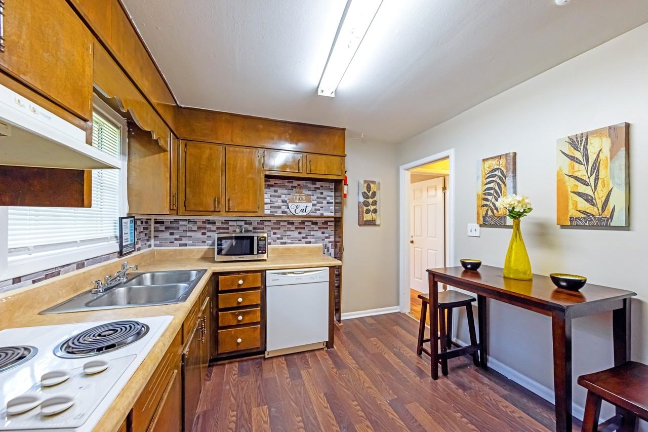 2145 Commodore Dr - Photo 6 of 9