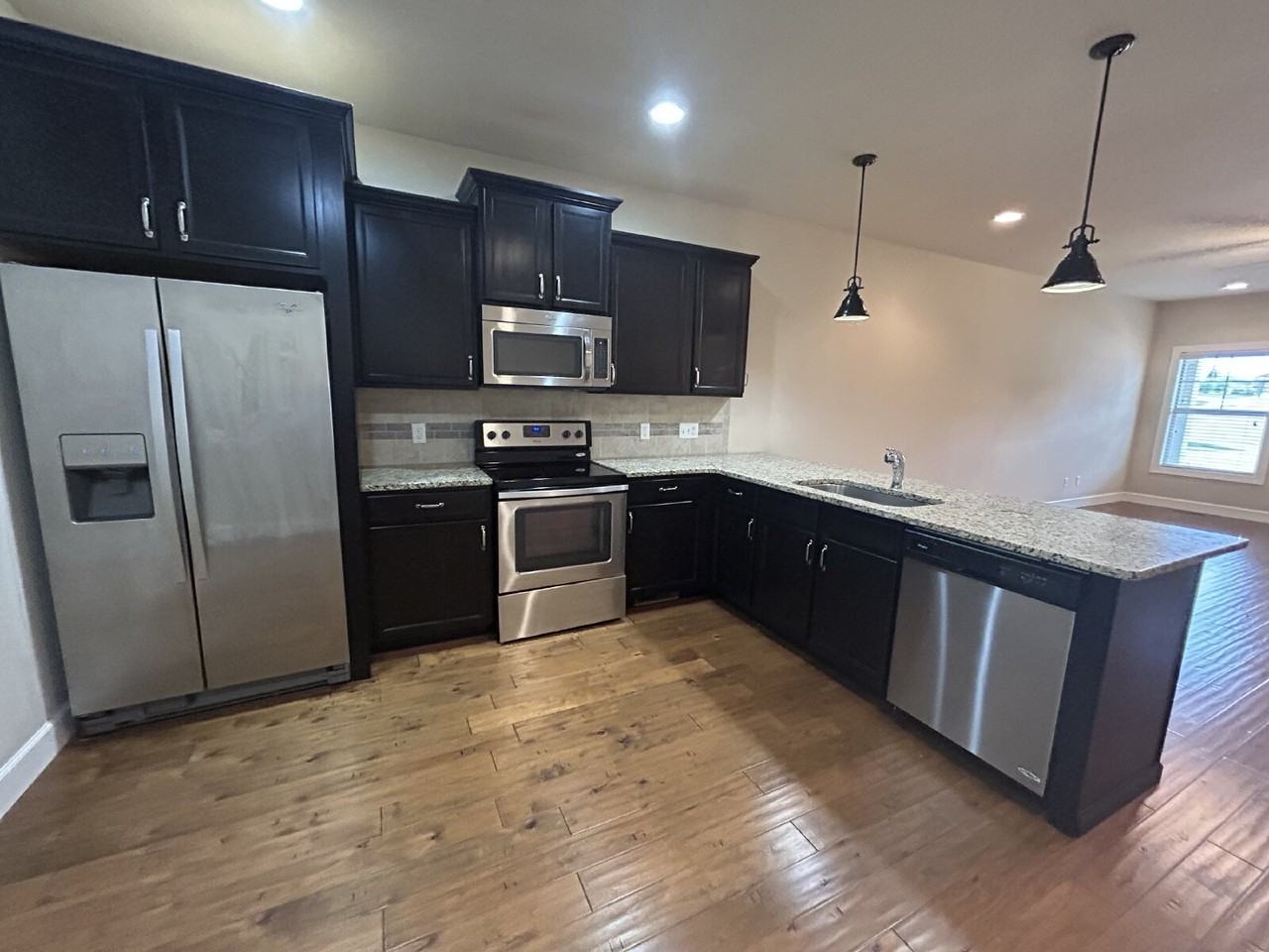 634 Cooper Sq - Photo 4 of 8
