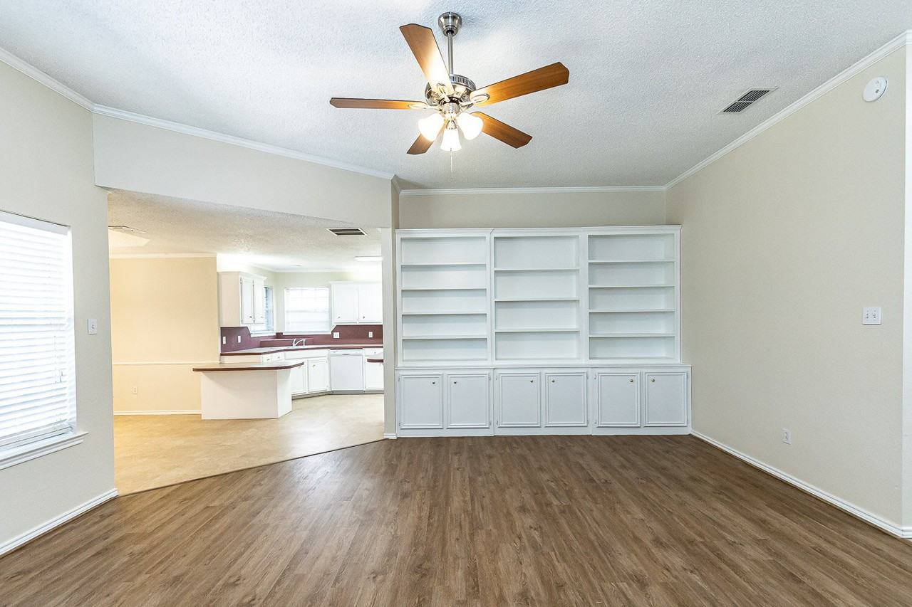 6203 7th St - Photo 6 of 42