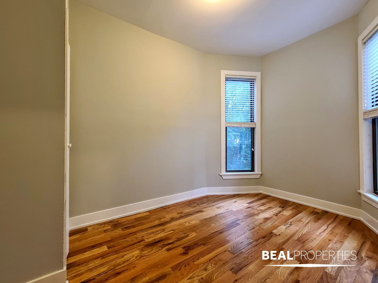 639 W Oakdale Ave #3-3 - Photo 3 of 13