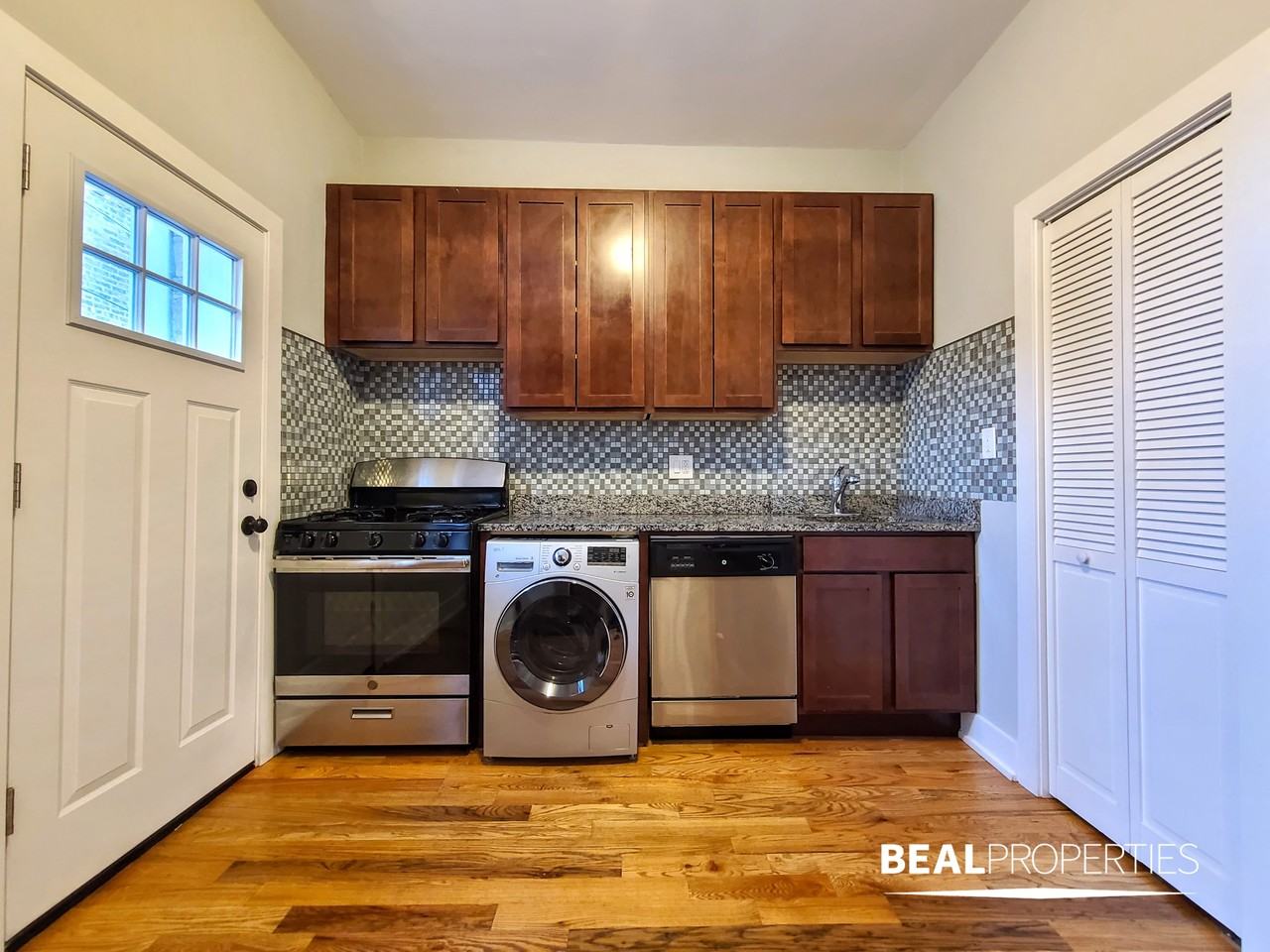 639 W Oakdale Ave #3-3 - Photo 5 of 13
