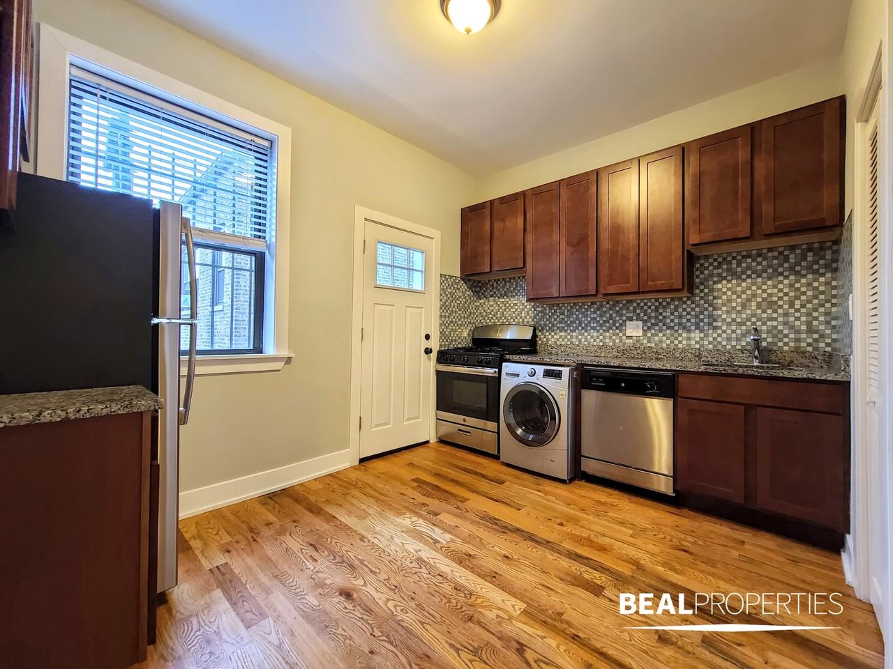 639 W Oakdale Ave #3-3 - Photo 7 of 13