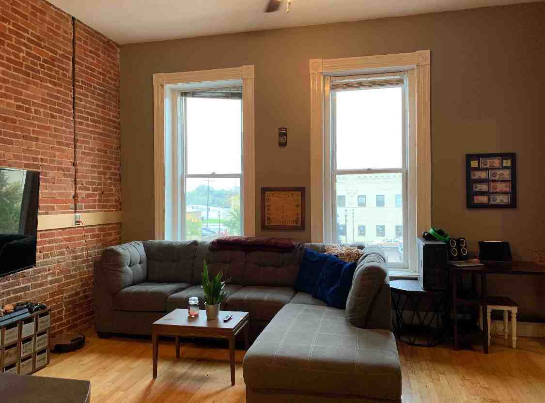 913 Main St #913B - Photo 2 of 9