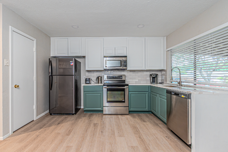 3728 Yosemite Dr - Photo 2 of 14