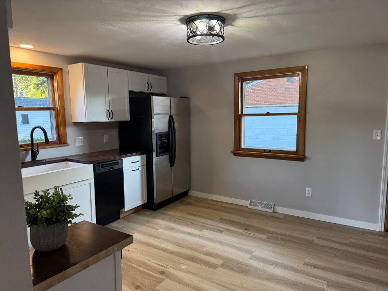 483 N Main St - Photo 3 of 9