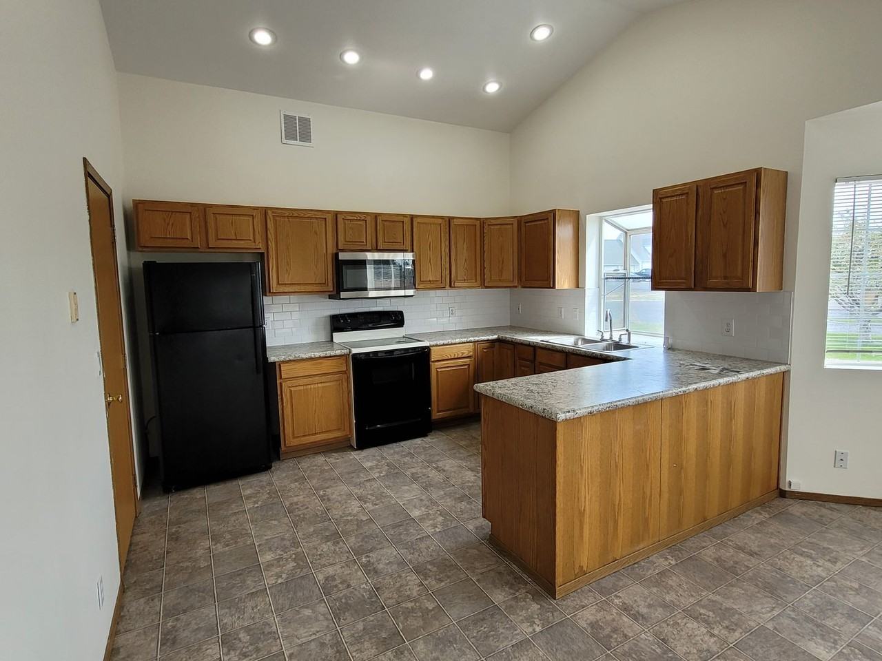 5218 Crystal Springs Pl Ne - Photo 2 of 17