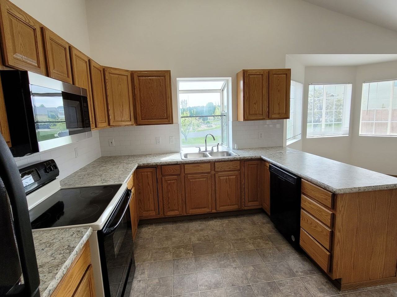 5218 Crystal Springs Pl Ne - Photo 3 of 17