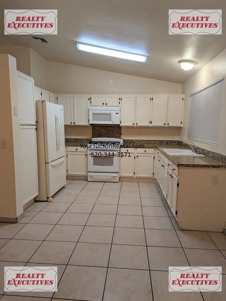 1960 W Greenleaf Dr - Photo 7 of 15