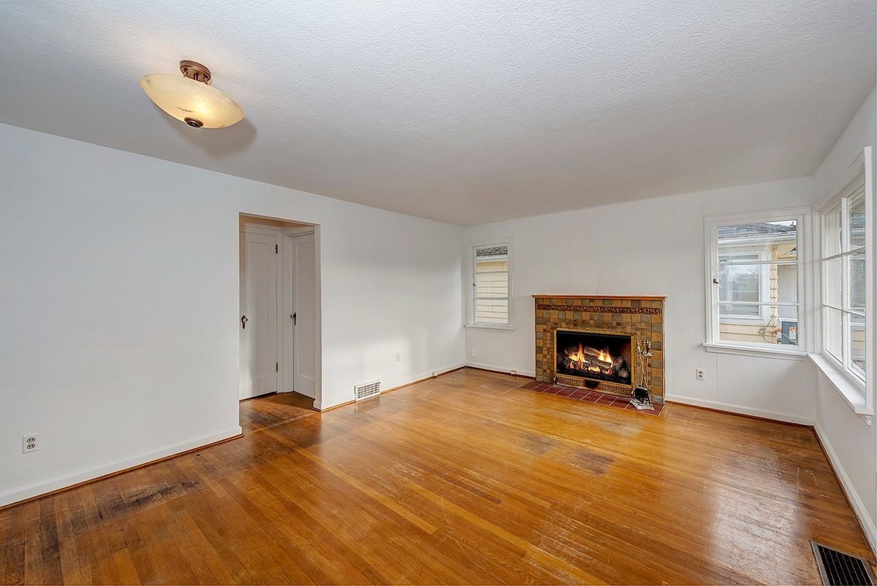 10546 Interlake Ave N - Photo 3 of 12