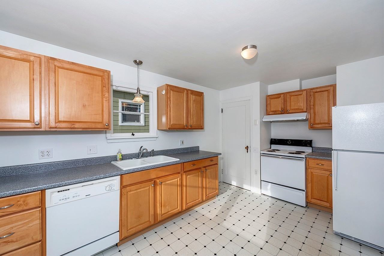 10546 Interlake Ave N - Photo 4 of 12