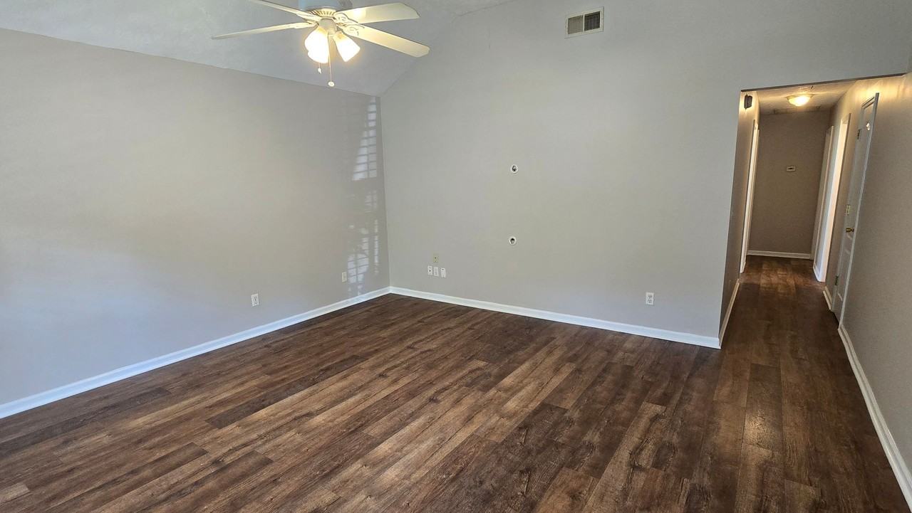 210 Bent Oaks Dr - Photo 2 of 26