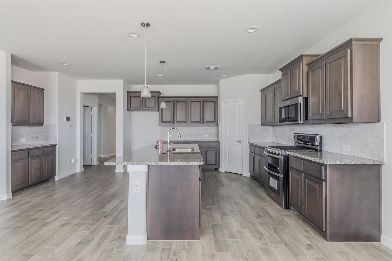 1343 Fox Hollow Rd - Photo 6 of 40