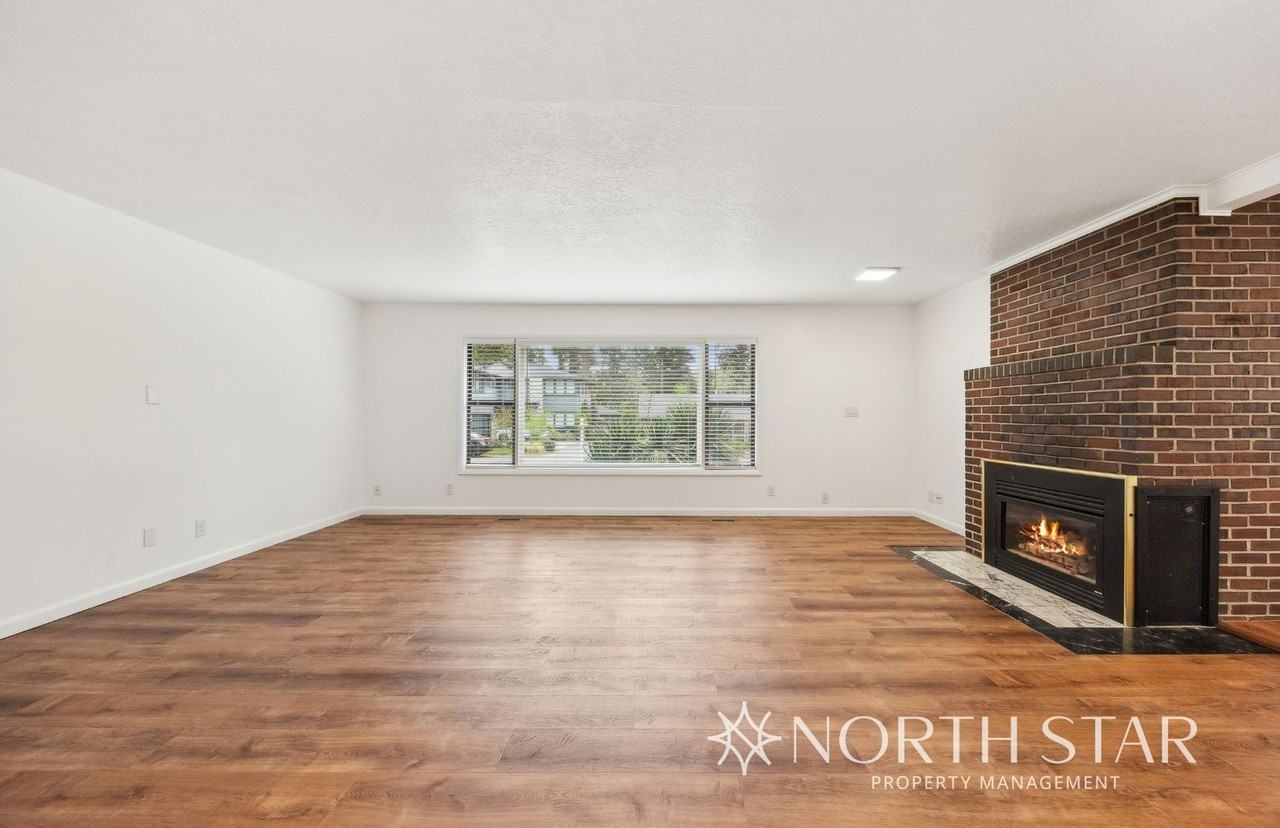 17521 Redfern Ave - Photo 3 of 38