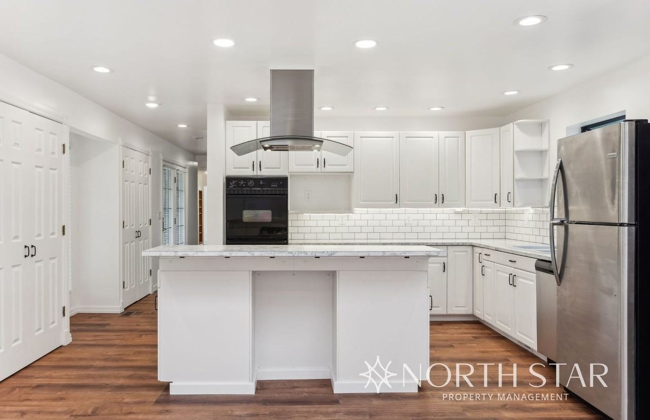 17521 Redfern Ave - Photo 4 of 38