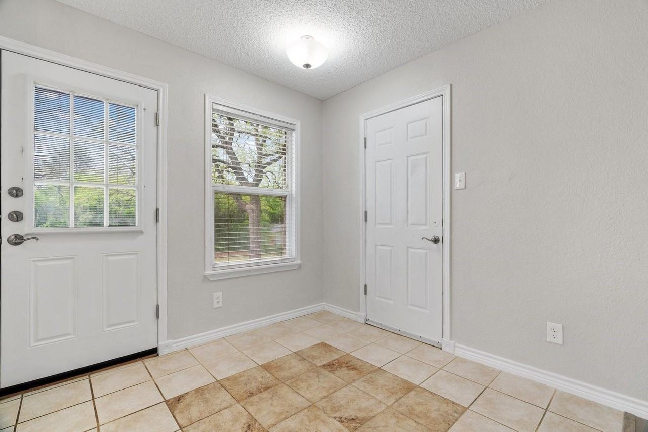 508 Lake Crest Pkwy - Photo 2 of 19