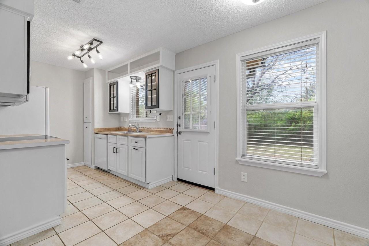 508 Lake Crest Pkwy - Photo 3 of 19
