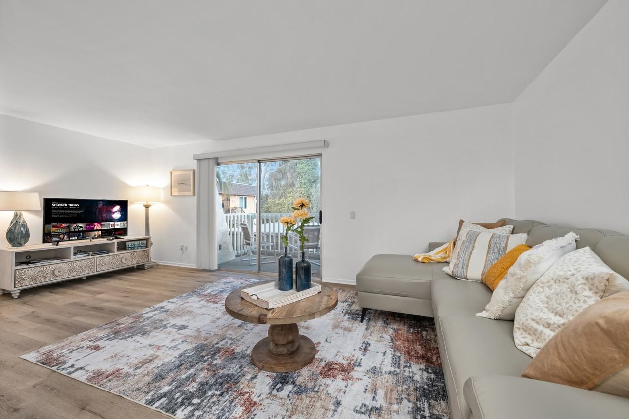 975 Laguna Drive - Photo 2 of 7