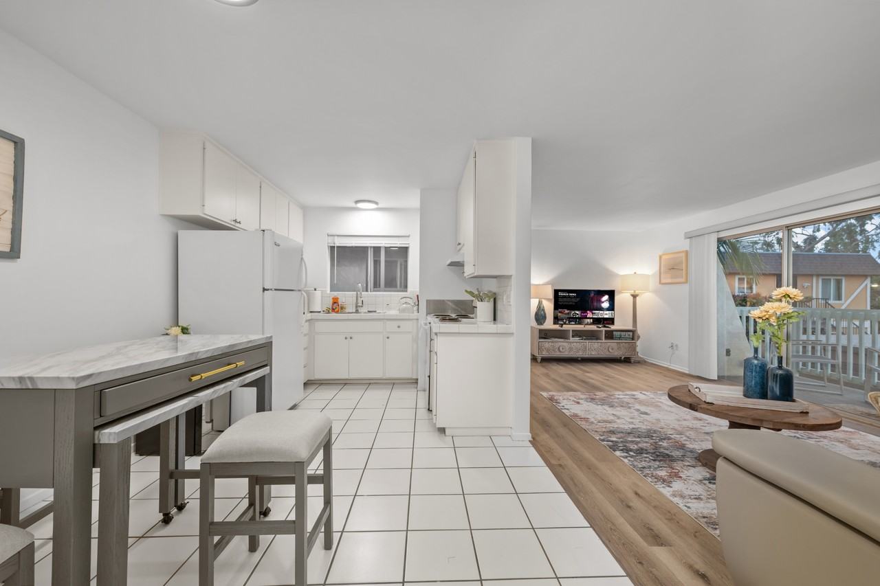 975 Laguna Drive - Photo 3 of 7