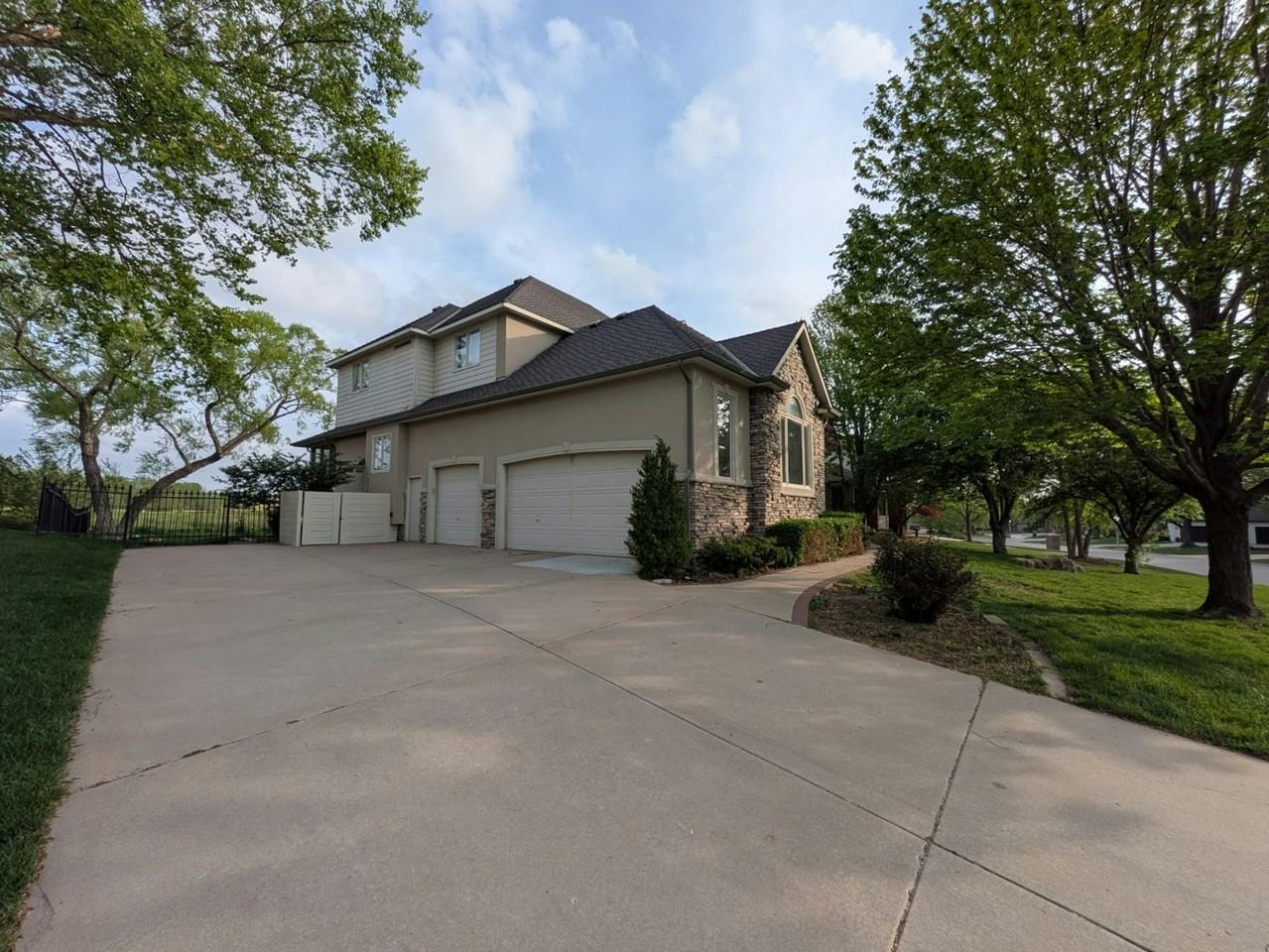 1005 Terradyne Cir - Photo 2 of 31