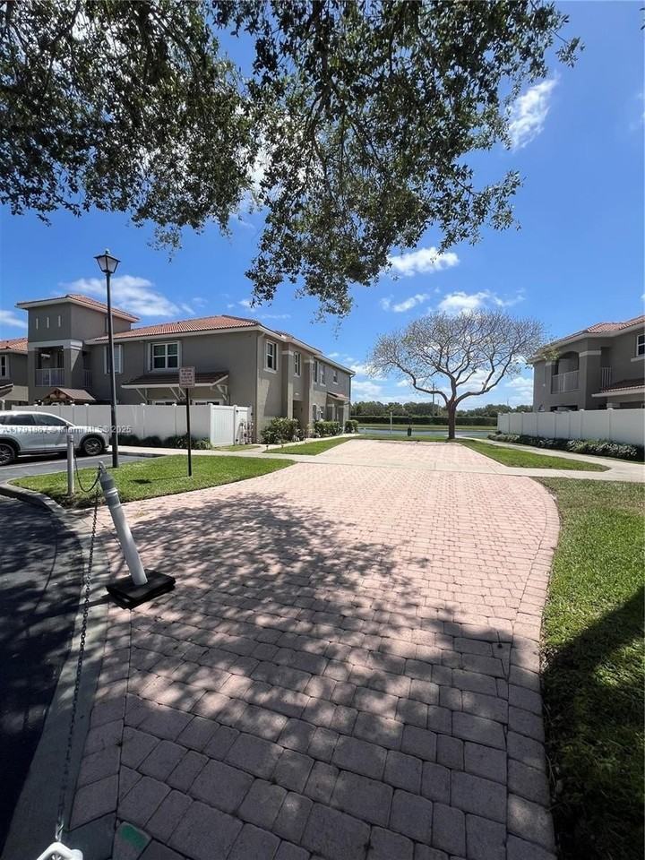 5357 Sw 125th Ave - Photo 2 of 39