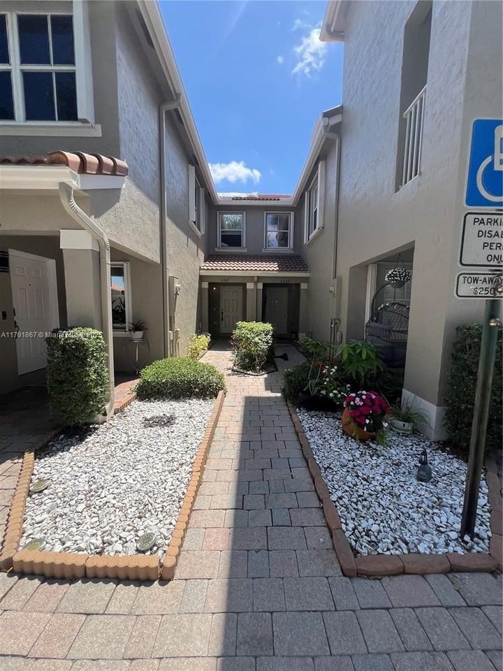 5357 Sw 125th Ave - Photo 4 of 39