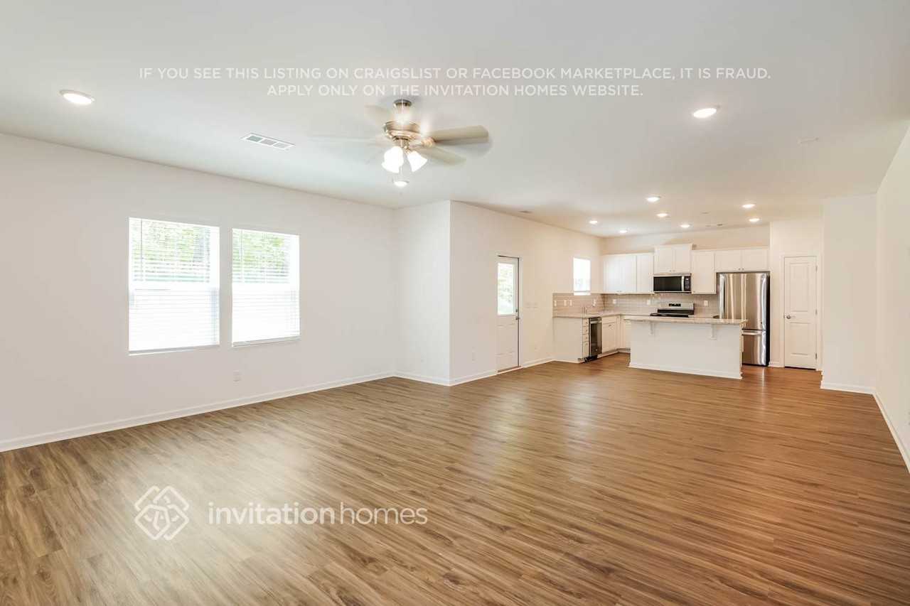 341 Brook Ave - Photo 4 of 18