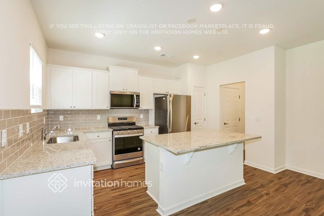 341 Brook Ave - Photo 6 of 18