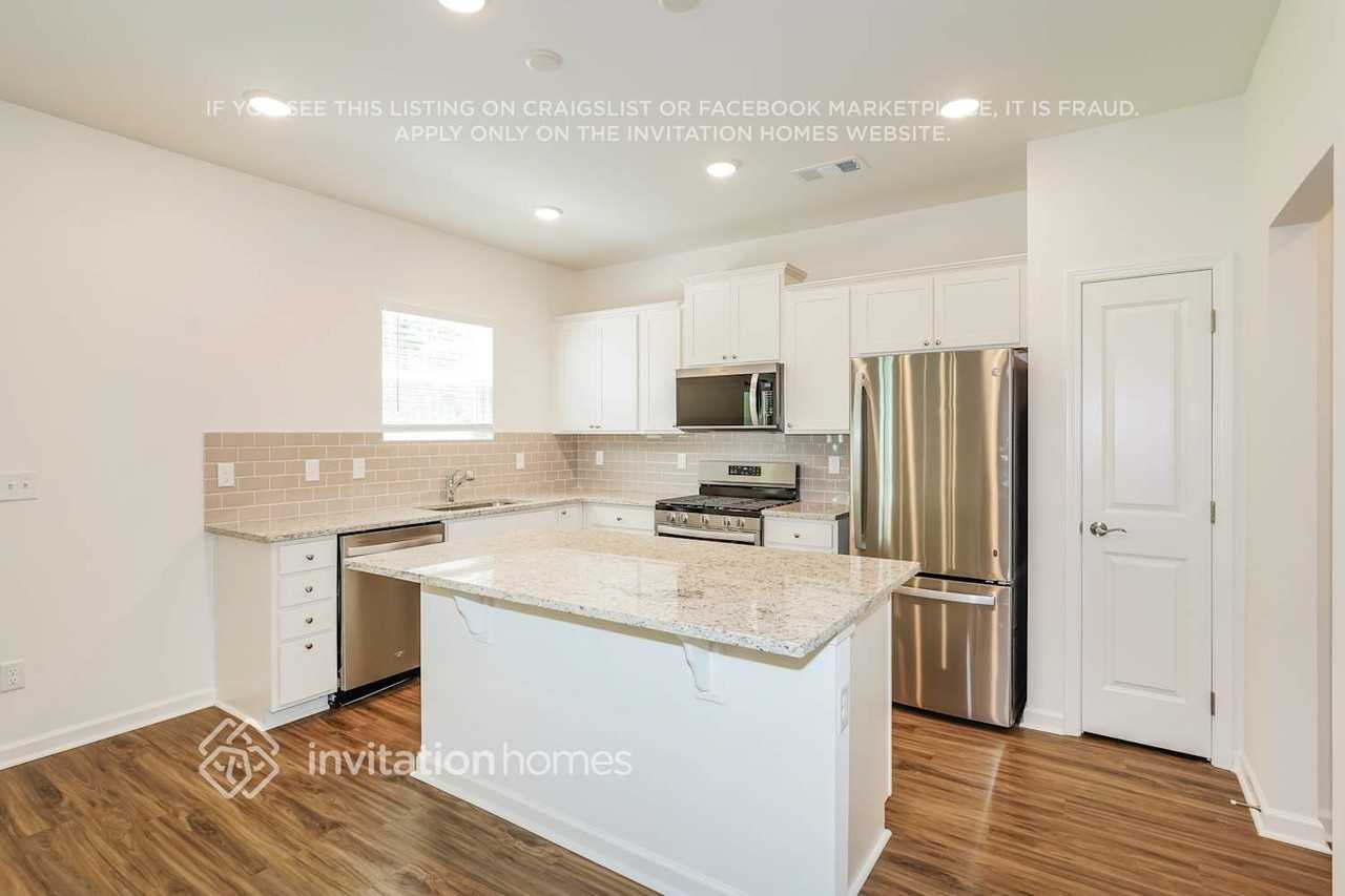 341 Brook Ave - Photo 7 of 18