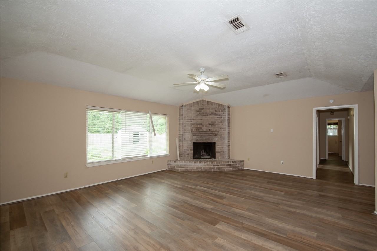 16774 Gleneagle Dr N - Photo 3 of 10