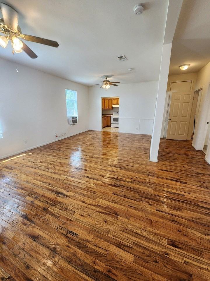 1117 9th St - Photo 2 of 15