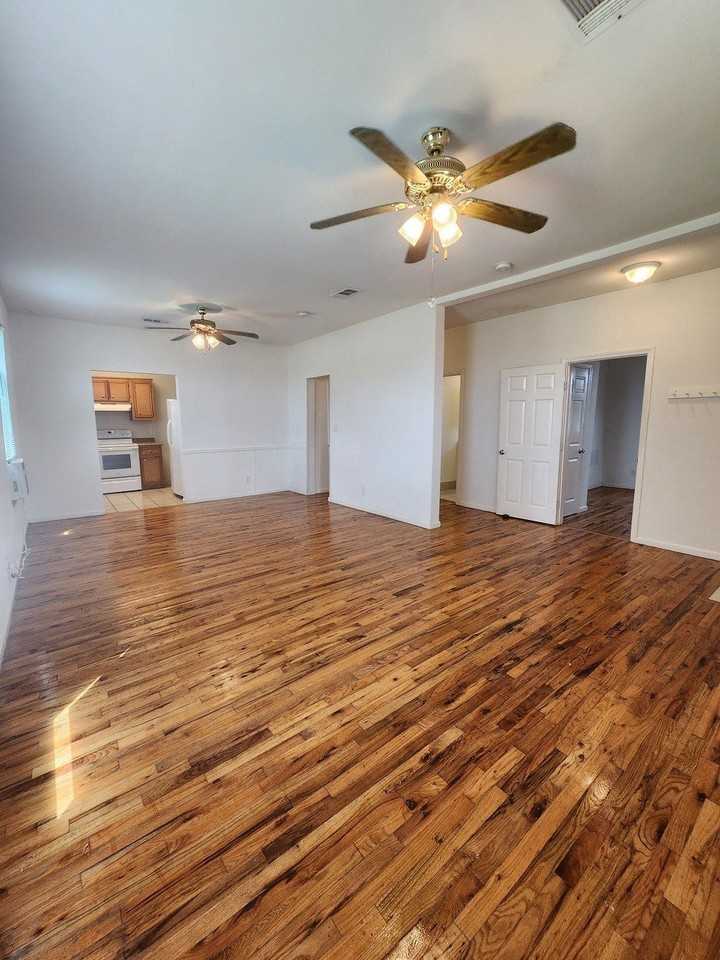 1117 9th St - Photo 3 of 15