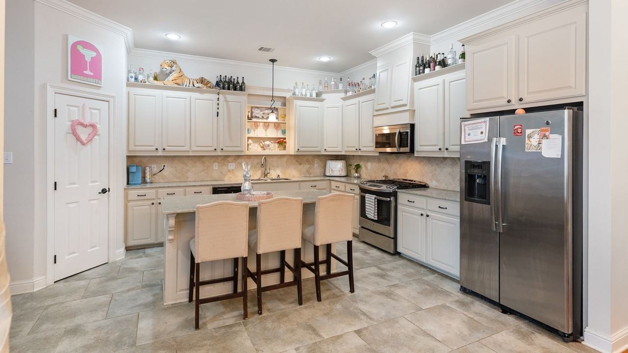 8251 Valencia Ct - Photo 3 of 20