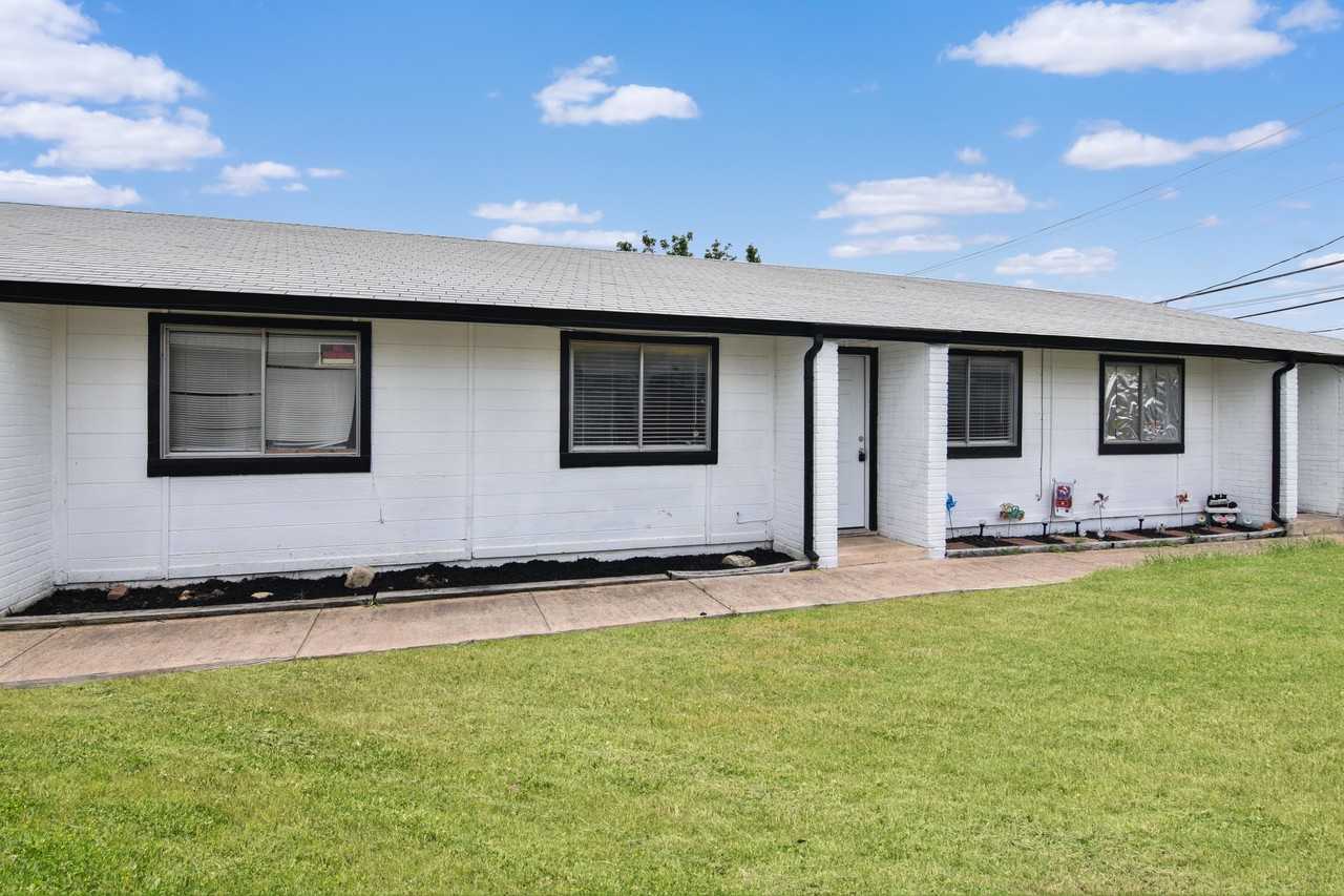 2204 Corona Dr - Photo 2 of 29