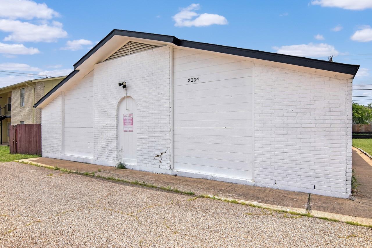 2204 Corona Dr - Photo 3 of 29