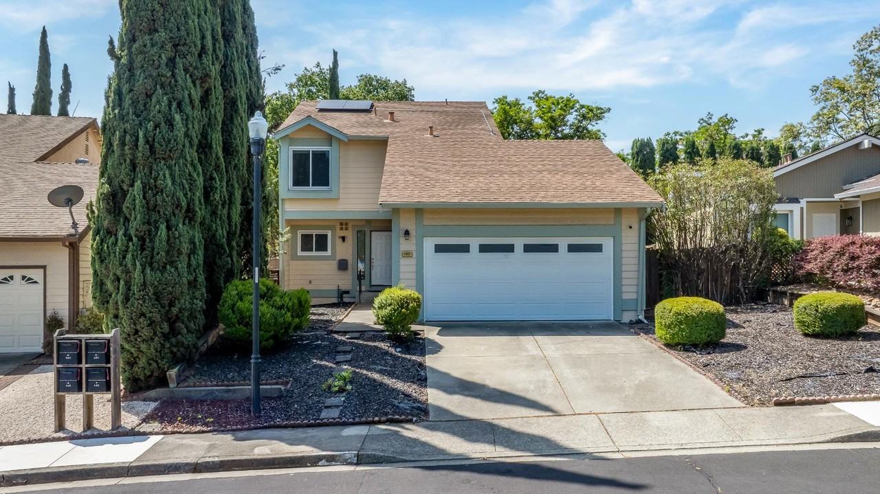 121 Brighton St - Photo 3 of 20