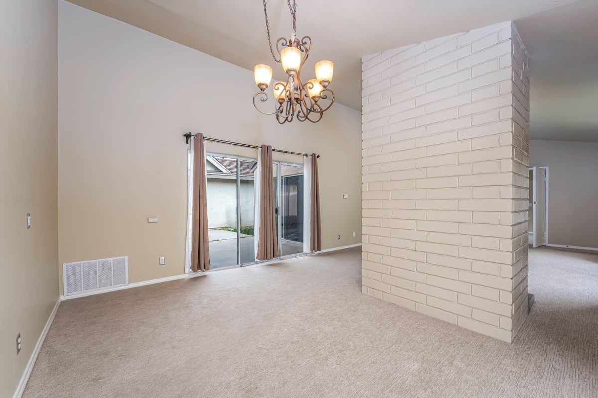 2162 Sweetbriar Rd - Photo 7 of 33