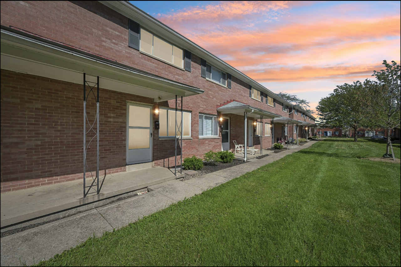 Worthington Court Townhomes - Photo 2 of 16