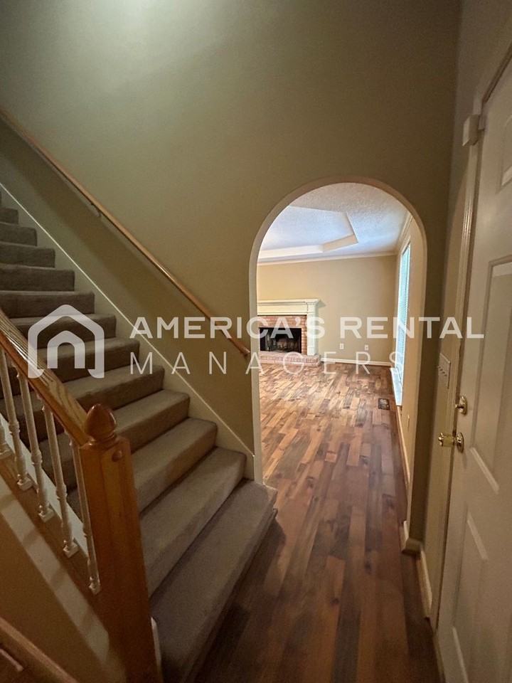211 Winterberry Ln - Photo 2 of 28