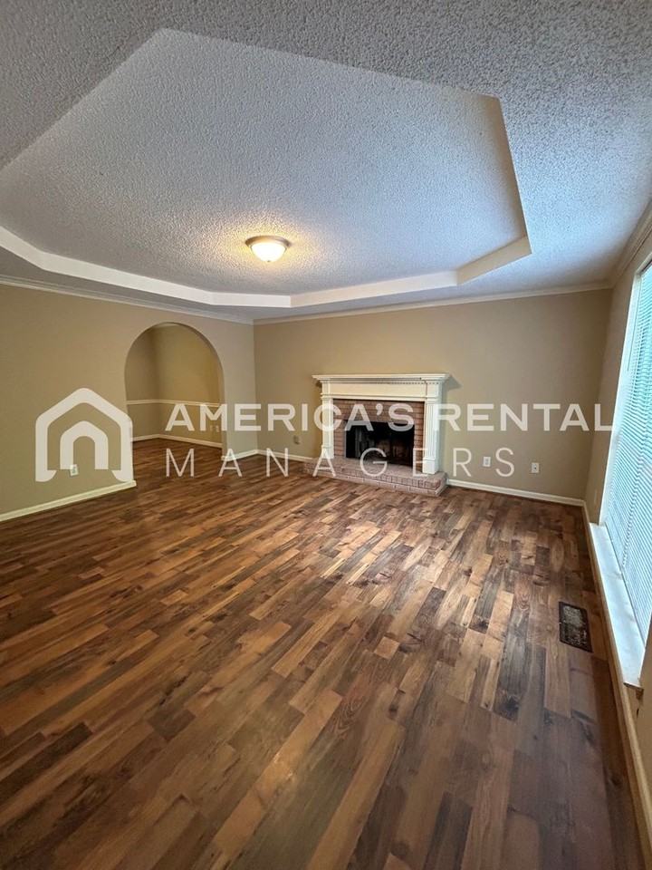 211 Winterberry Ln - Photo 3 of 28