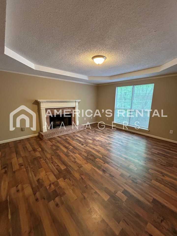 211 Winterberry Ln - Photo 4 of 28