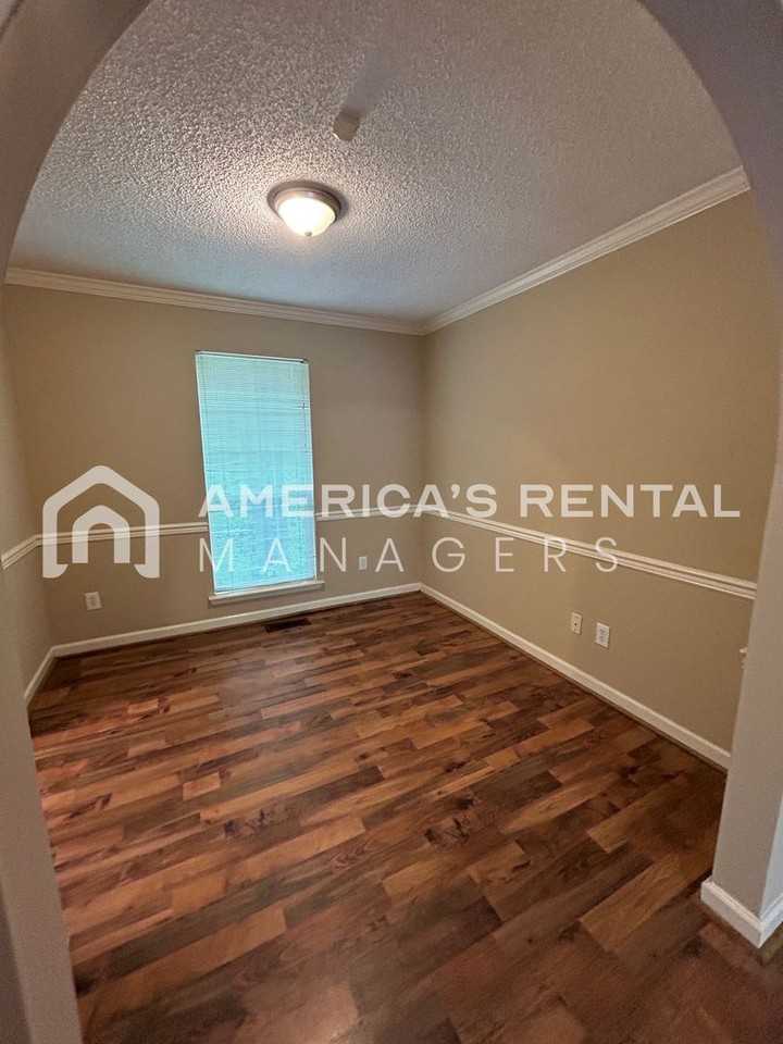 211 Winterberry Ln - Photo 5 of 28