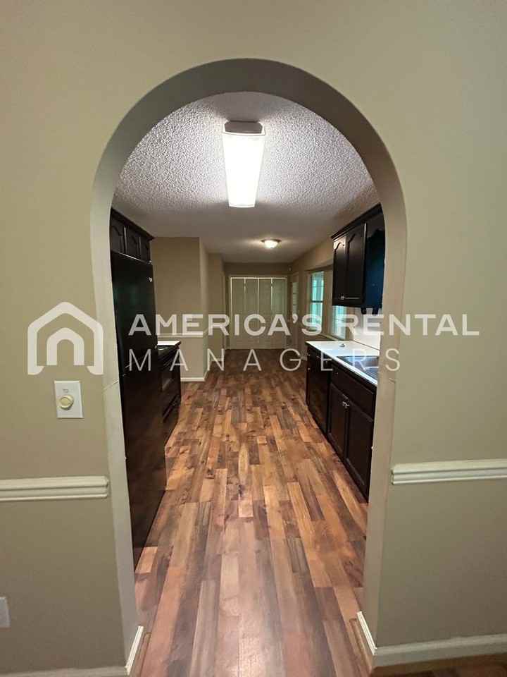 211 Winterberry Ln - Photo 6 of 28