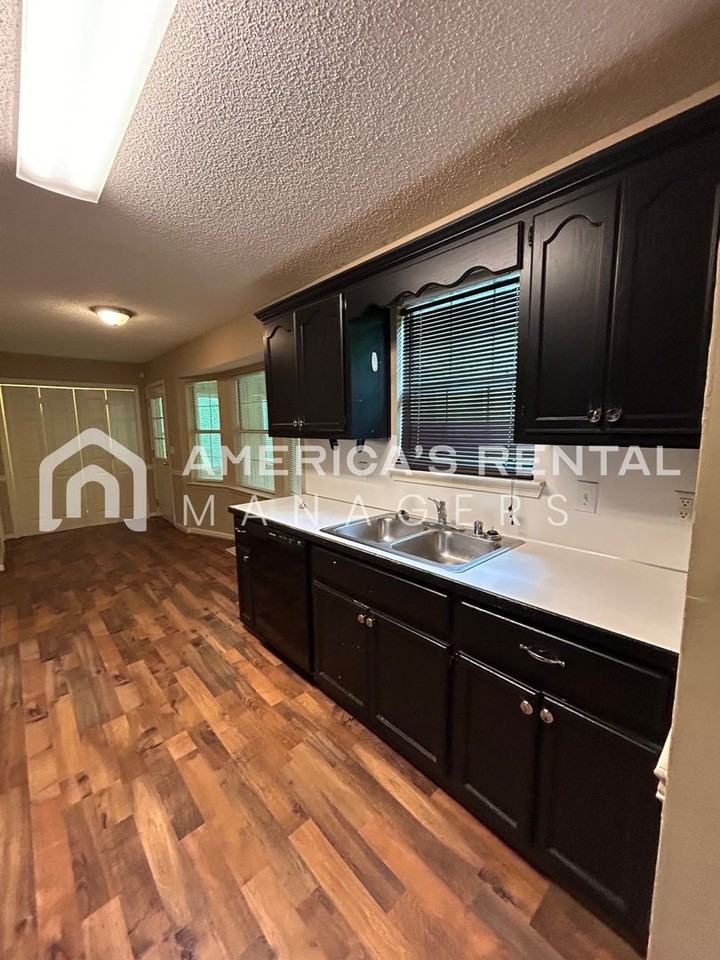 211 Winterberry Ln - Photo 7 of 28