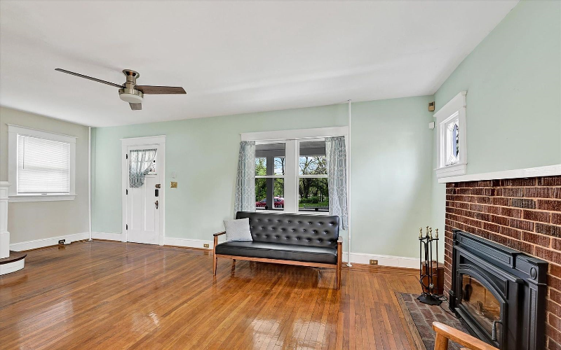 510 Evesham Ave - Photo 2 of 8