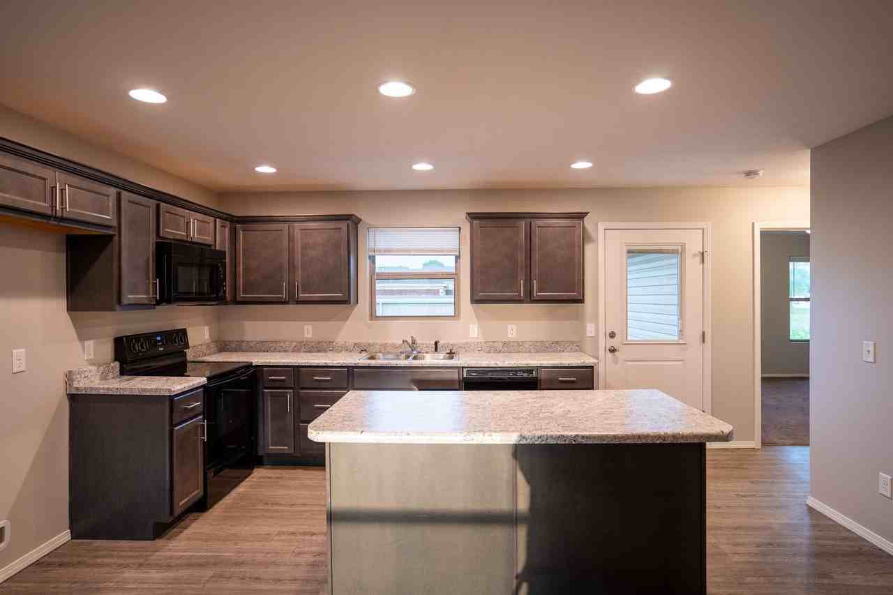 5468 S Main St - Photo 7 of 28