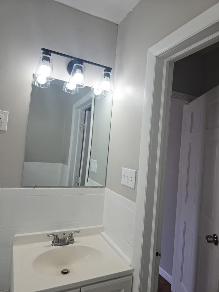 23 Elmwood Ave #1stFL - Photo 2 of 18